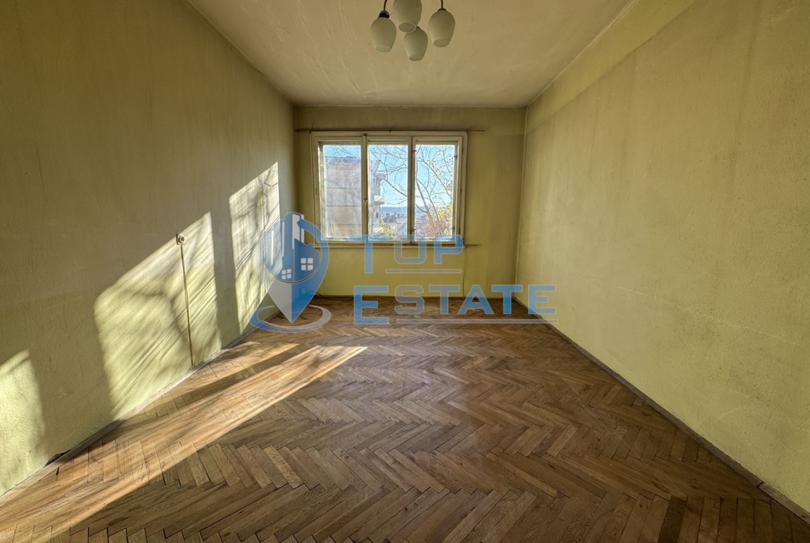 Тристаен тухлен апартамент с гараж кв. Акация, град Велико Търново - 0