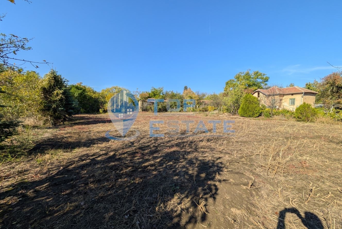 Двуетажна къща с голям двор и кладенец в село Сломер - 0