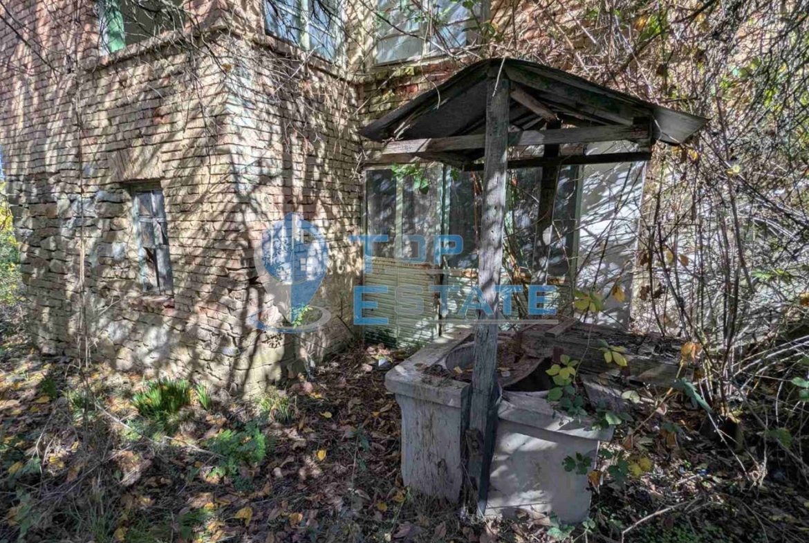 Голям парцел със стара къща и кладенец в село Кавлак, област Велико Търново - 0