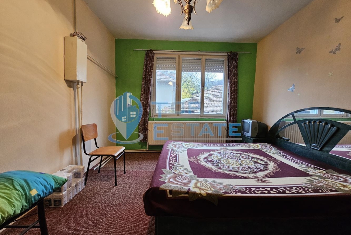 Двуетажна тухлена и обзаведена къща в село Хаджидимитрово - 0