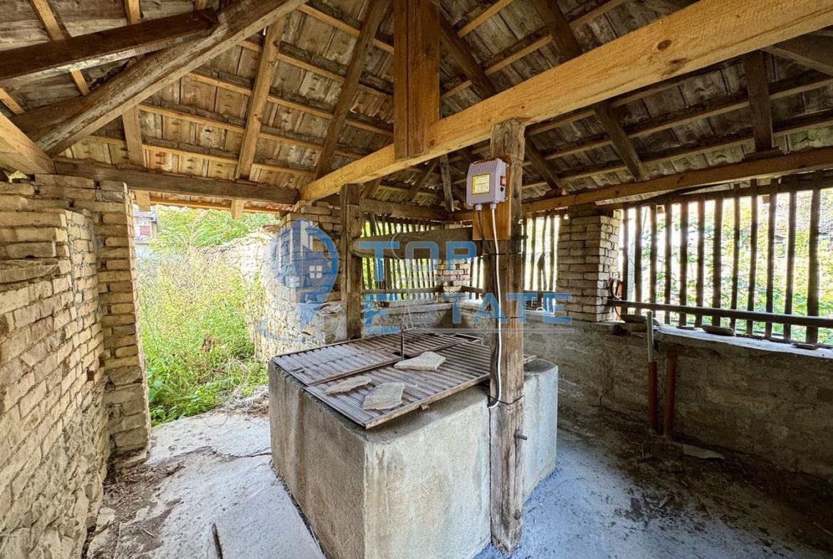 Тухлена къща с кладенец и допълнителна постройка в село Долна Липница, област Велико Търново - 0