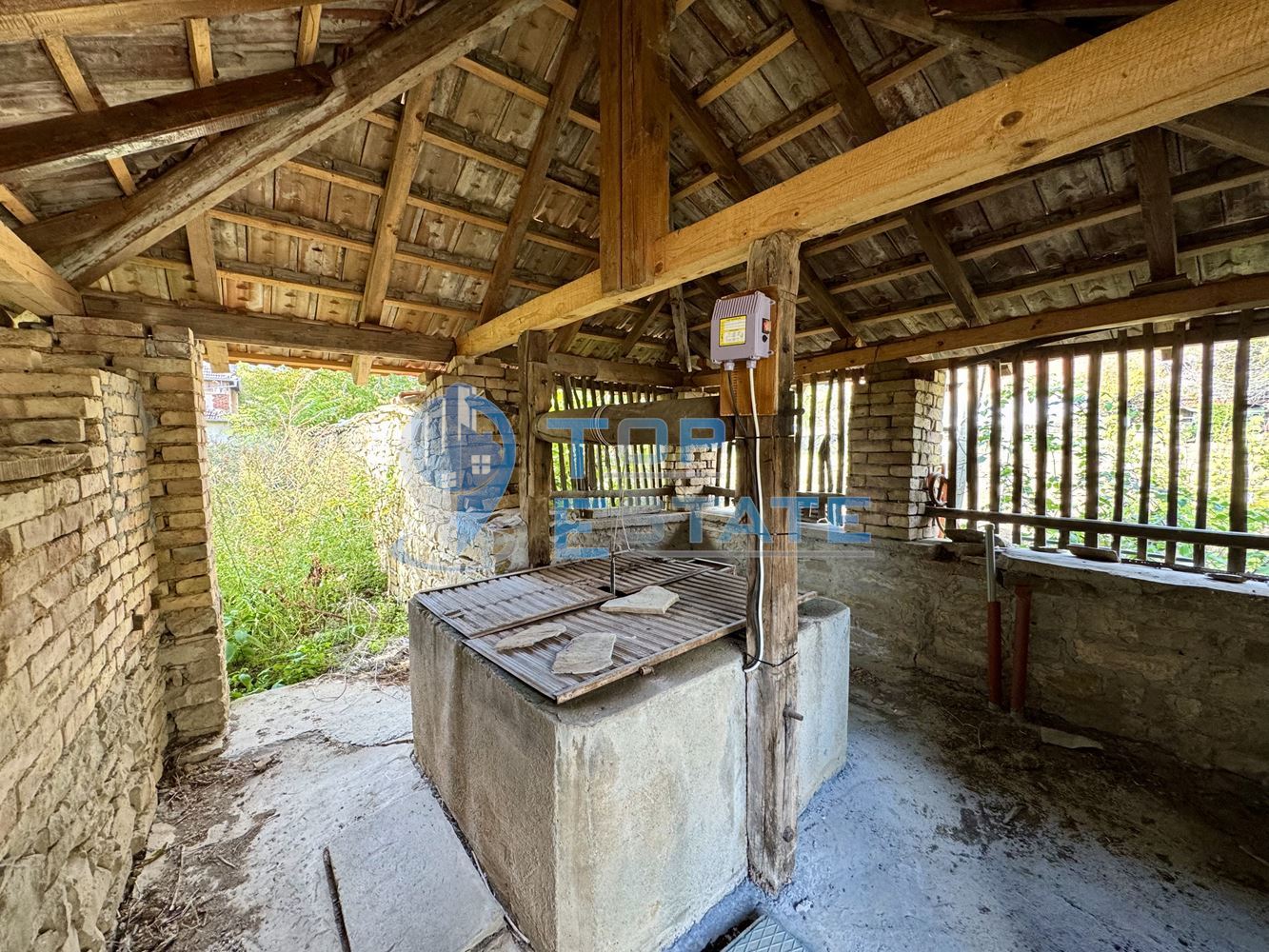 Тухлена къща с кладенец и допълнителна постройка в село Долна Липница, област Велико Търново - 0