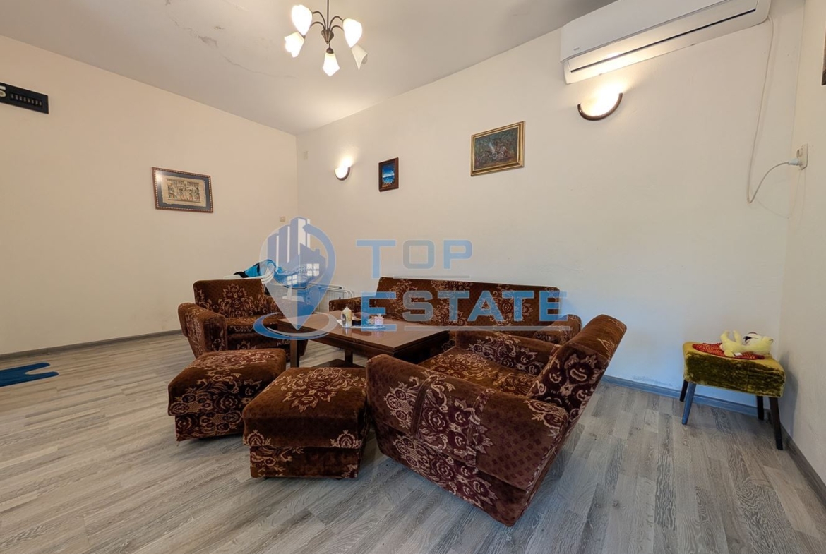 Масивна двуетажна къща в село Караисен - 0