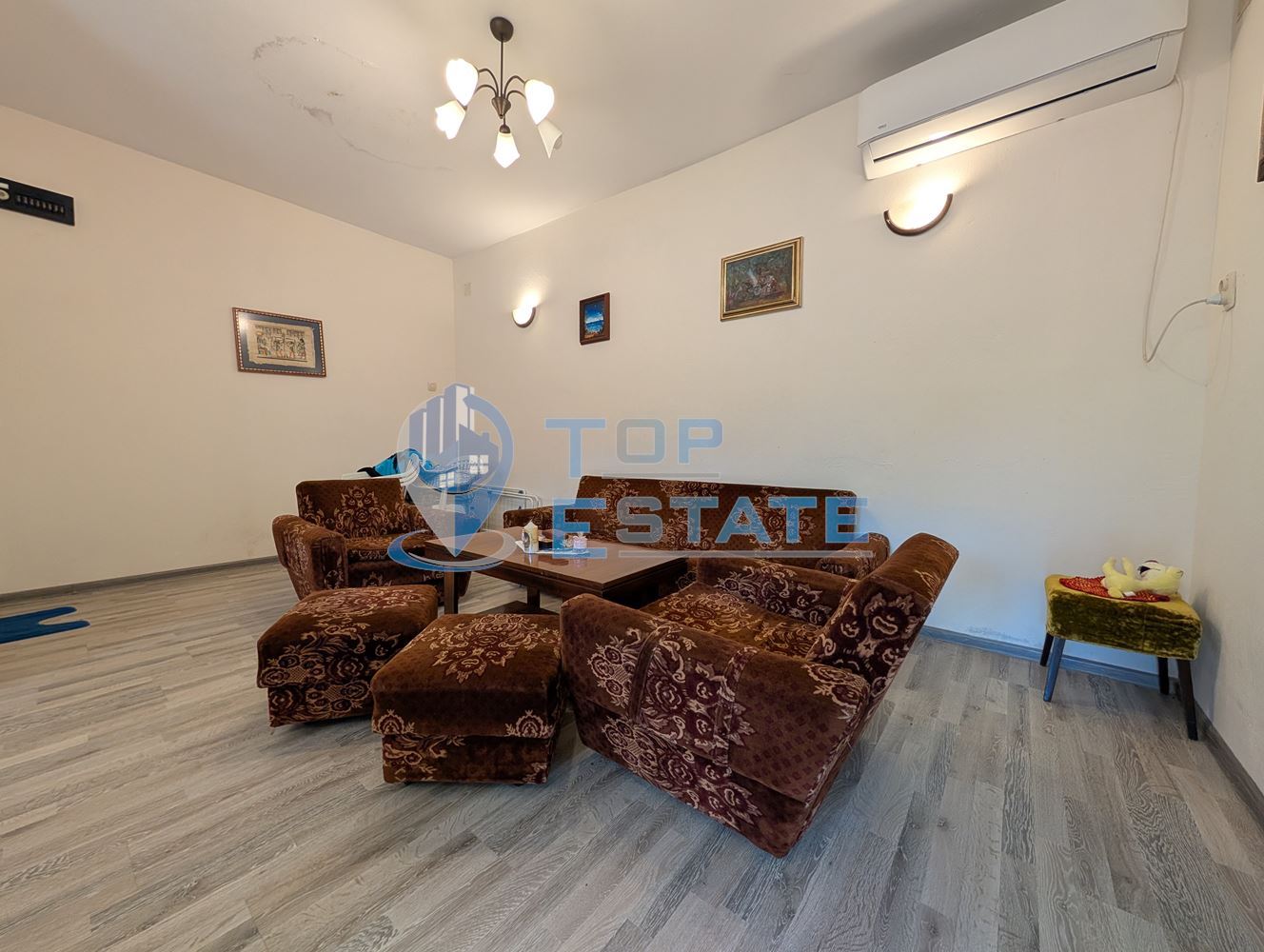 Масивна двуетажна къща в село Караисен - 0