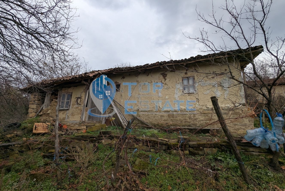 Голям парцел със стара къща в с. Балканци, общ. Стражица, обл. В.Търново - 0