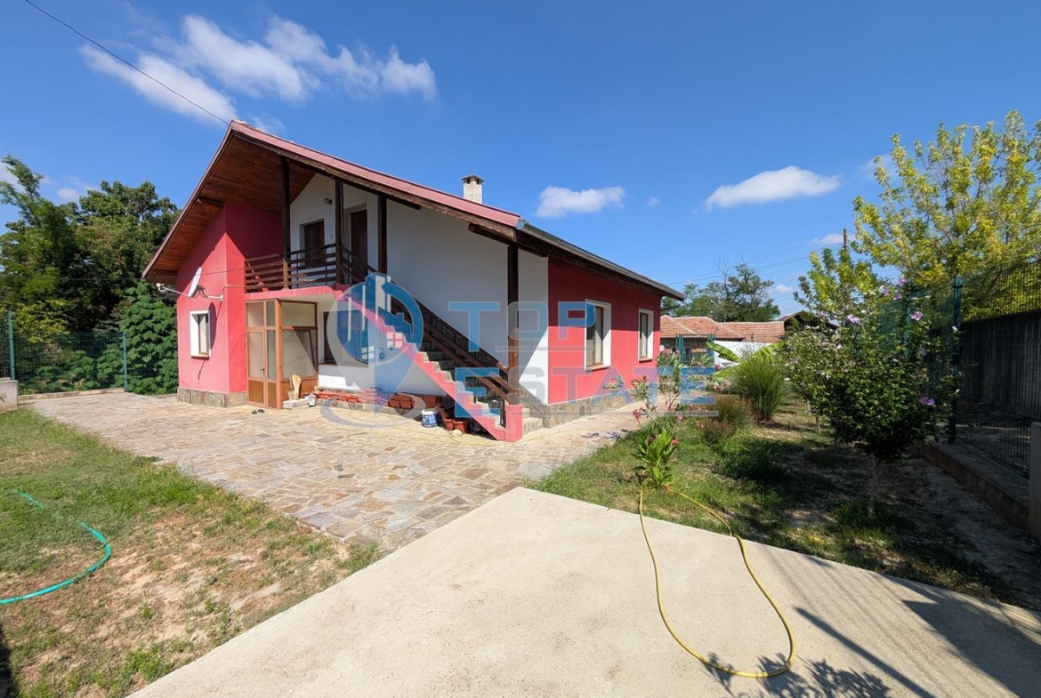 Масивна двуетажна къща в село Караисен - 0