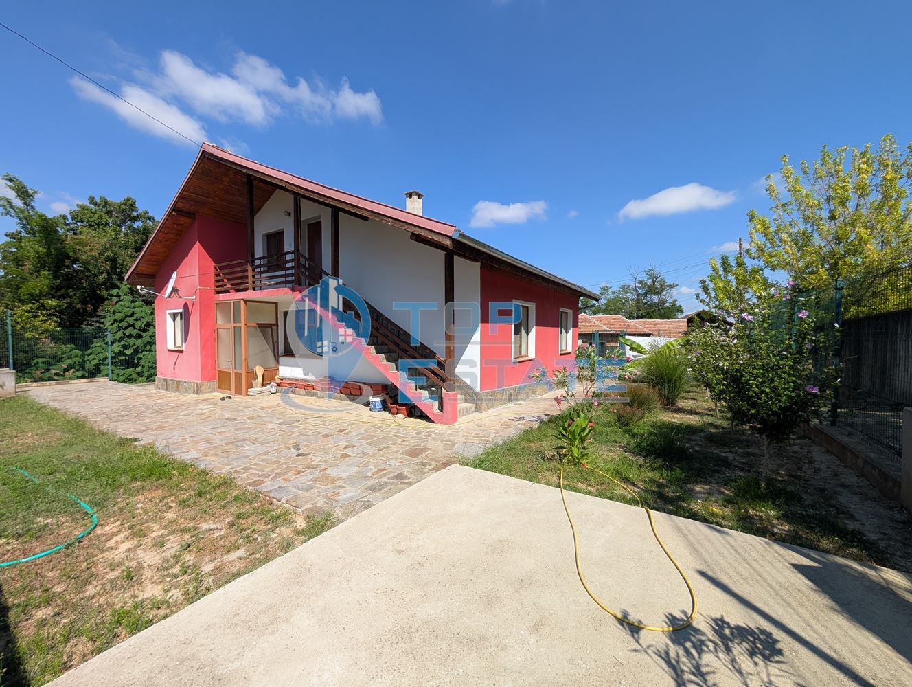 Масивна двуетажна къща в село Караисен - 0