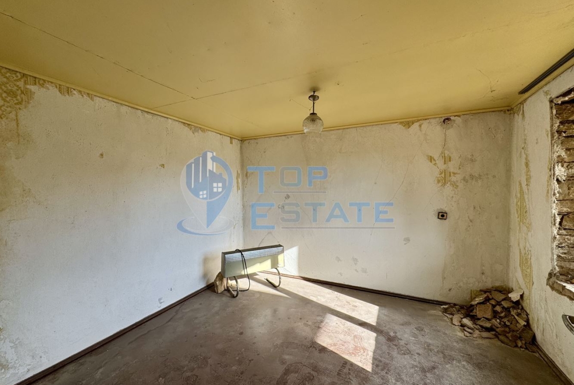 Тухлена къща с кладенец и допълнителна постройка в село Долна Липница, област Велико Търново - 0