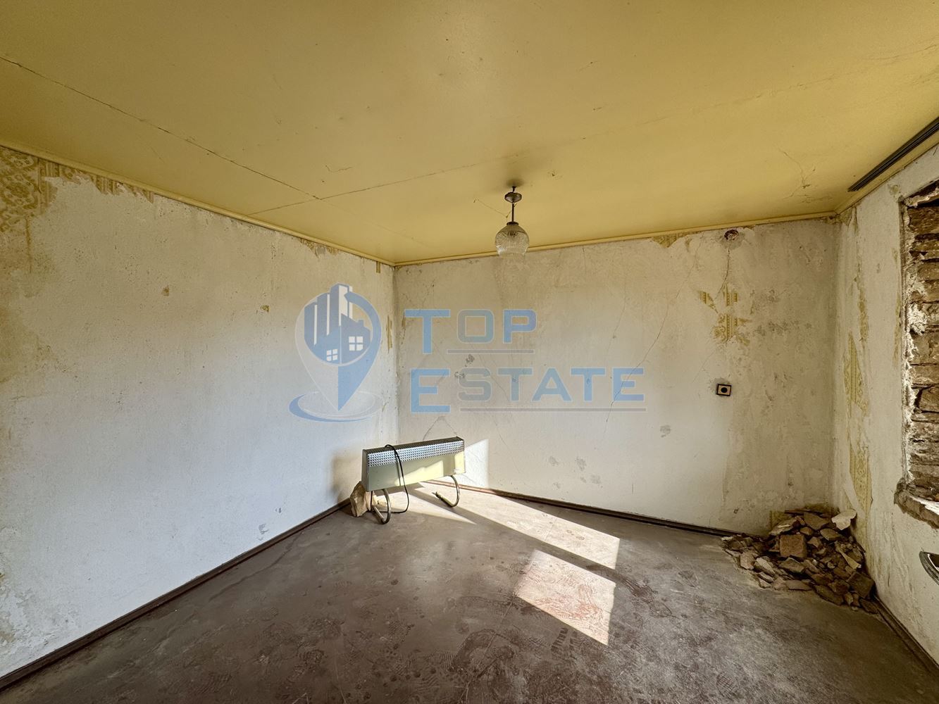 Тухлена къща с кладенец и допълнителна постройка в село Долна Липница, област Велико Търново - 0