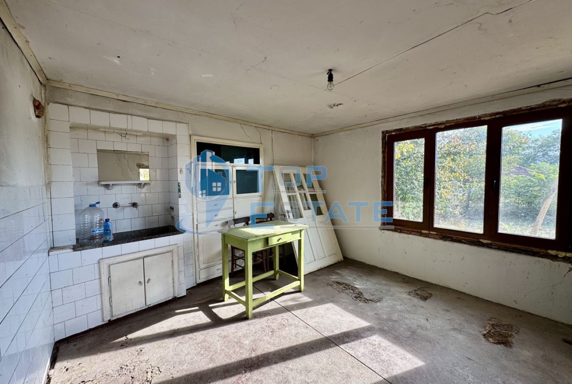 Тухлена къща с кладенец и допълнителна постройка в село Долна Липница, област Велико Търново - 0