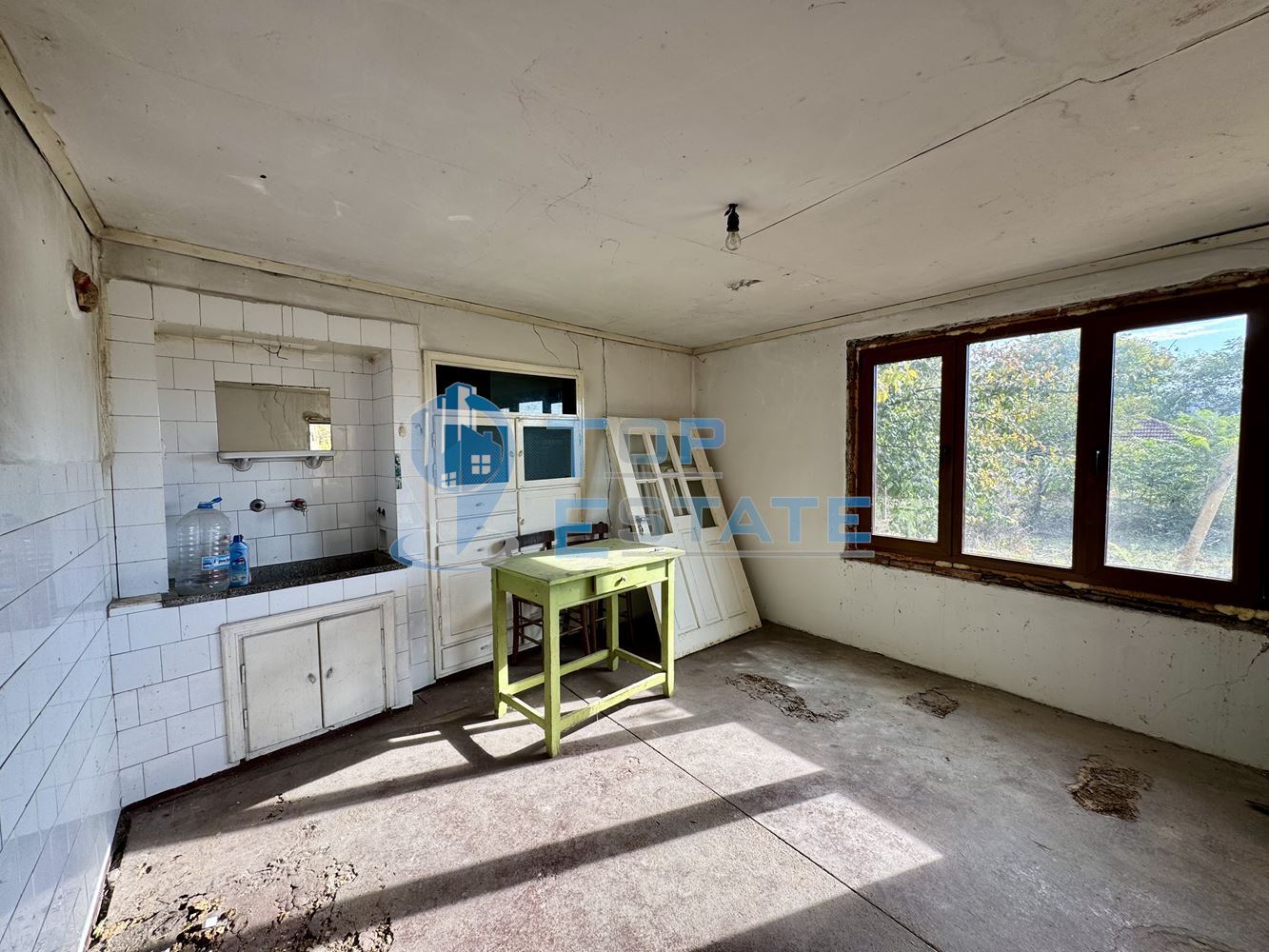 Тухлена къща с кладенец и допълнителна постройка в село Долна Липница, област Велико Търново - 0