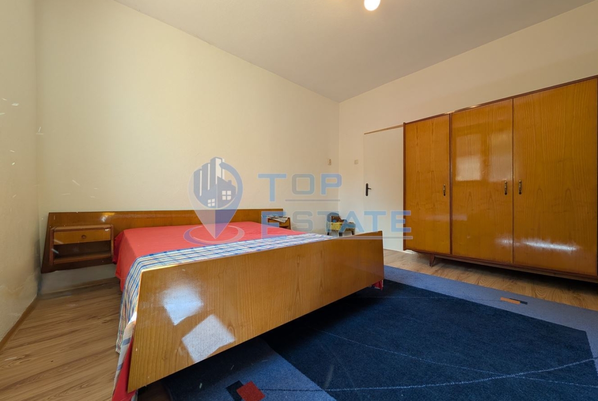 Масивна двуетажна къща в село Караисен - 0