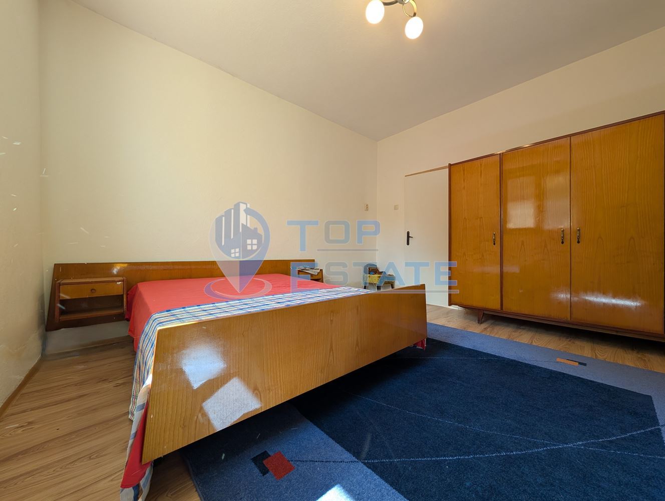 Масивна двуетажна къща в село Караисен - 0