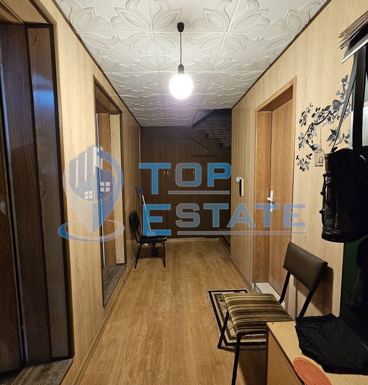 Двуетажна тухлена и обзаведена къща в село Хаджидимитрово - 0