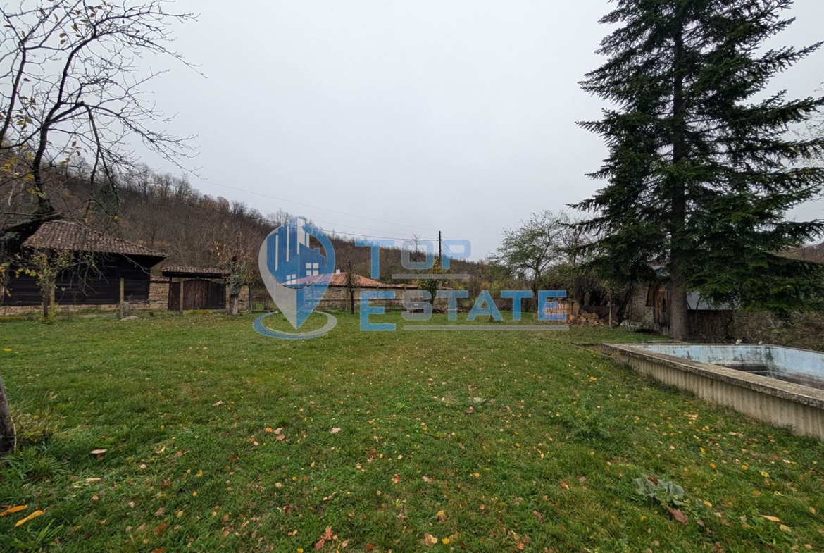 Двуетажна масивна вила до река в Еленския балкан - 0