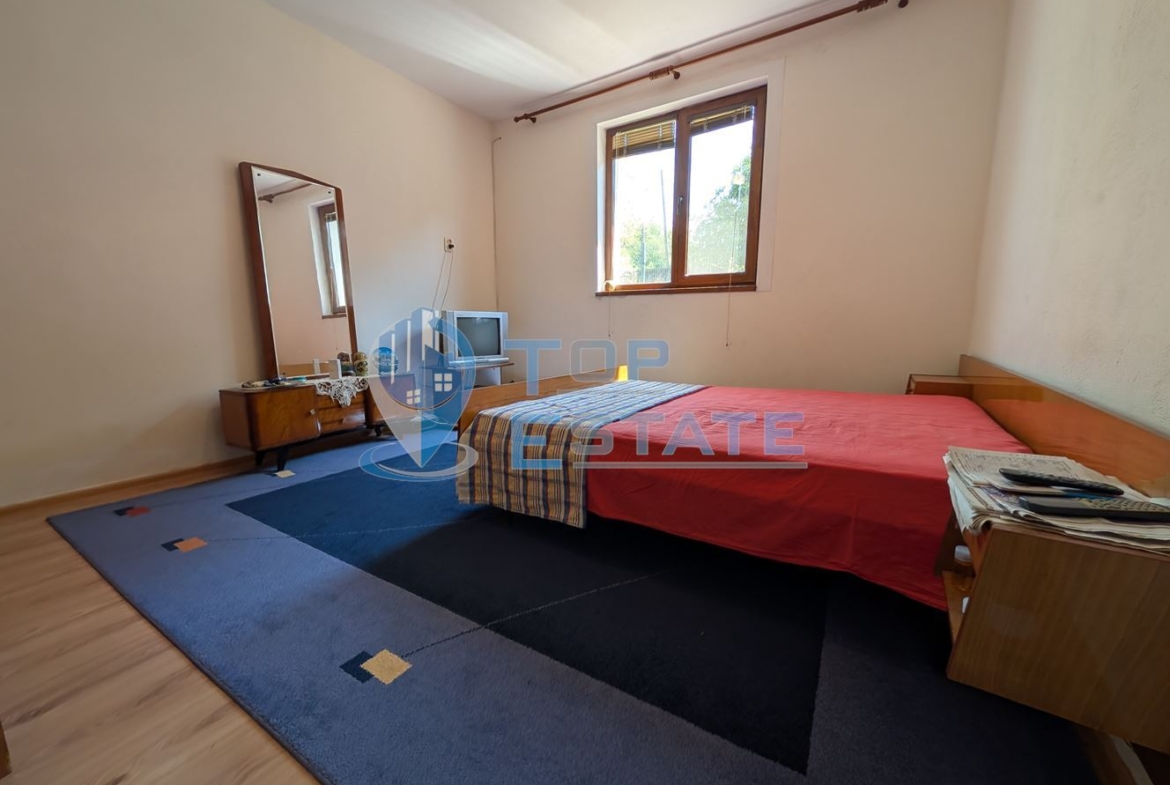 Масивна двуетажна къща в село Караисен - 0