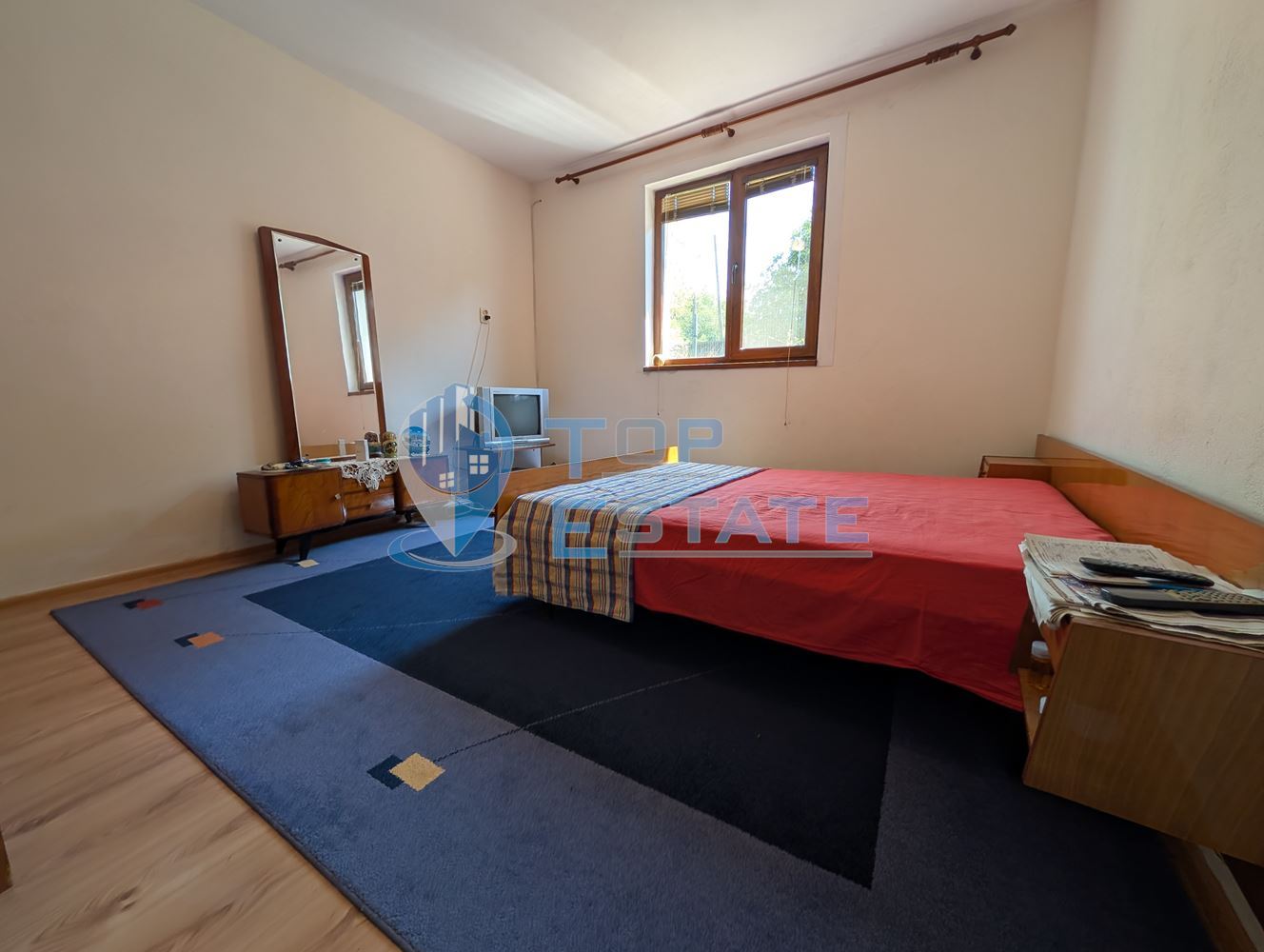 Масивна двуетажна къща в село Караисен - 0