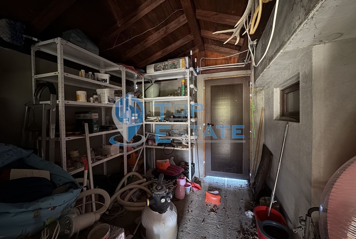 Двуетажна вила с красива гледка във вилна зона на град Дряново - 0