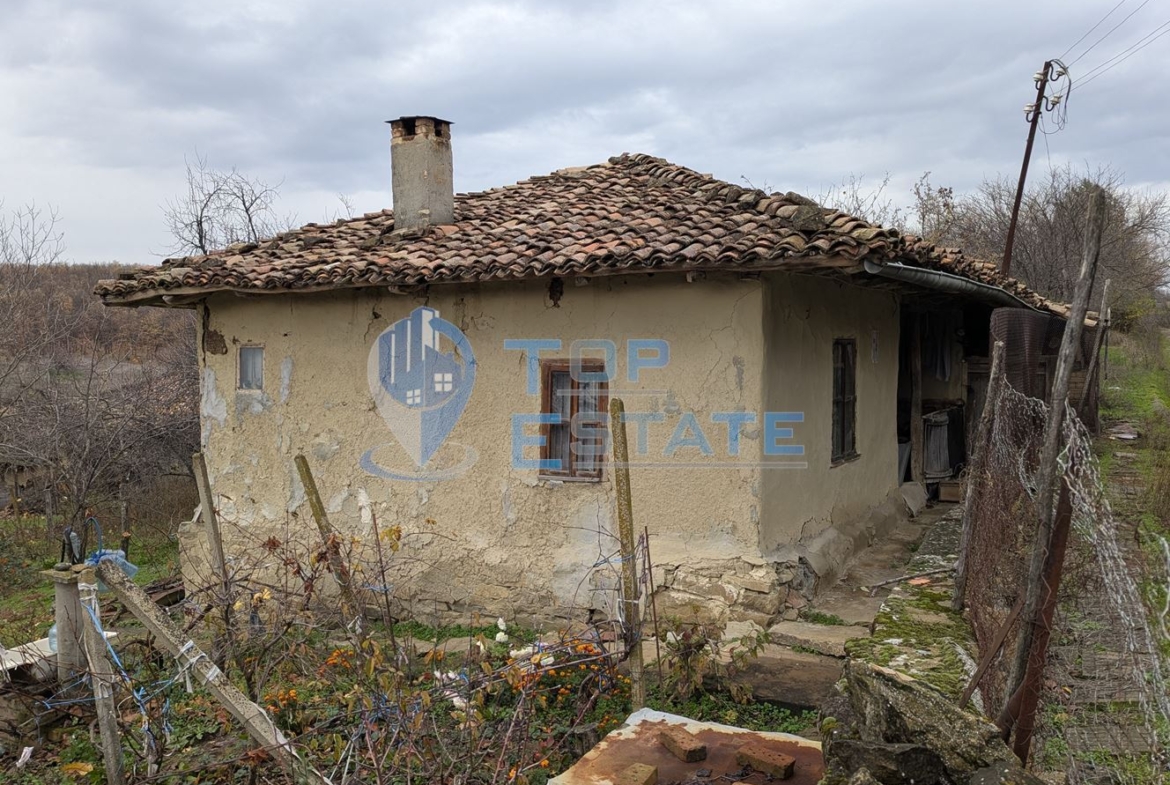 Голям парцел със стара къща в с. Балканци, общ. Стражица, обл. В.Търново - 0