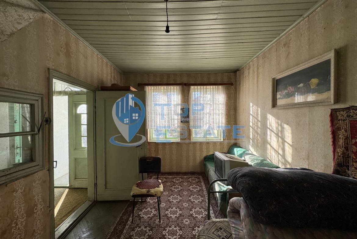 Къща с кладенец и допълнителна постройка в село Ресен, област Велико Търново - 0