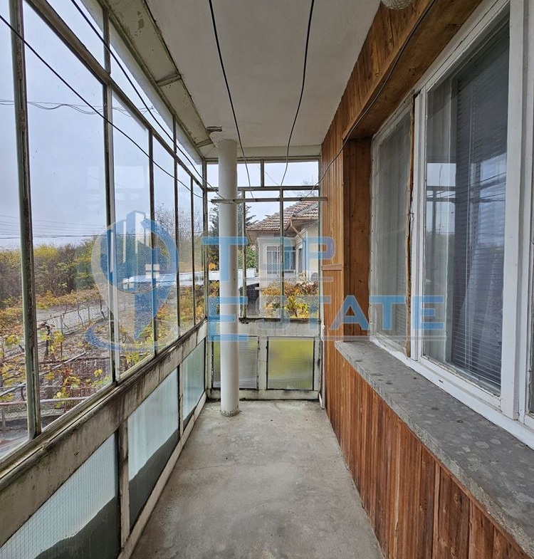 Двуетажна тухлена и обзаведена къща в село Хаджидимитрово - 0