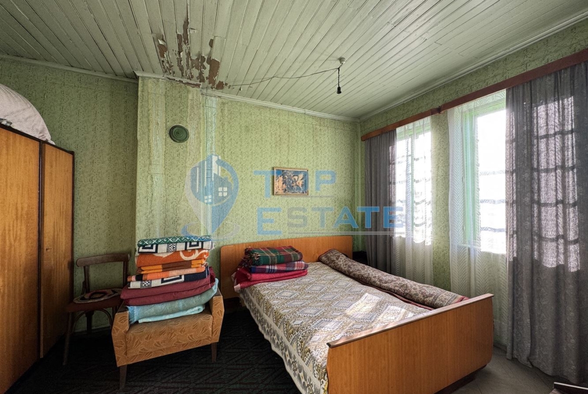 Къща с кладенец и допълнителна постройка в село Ресен, област Велико Търново - 0