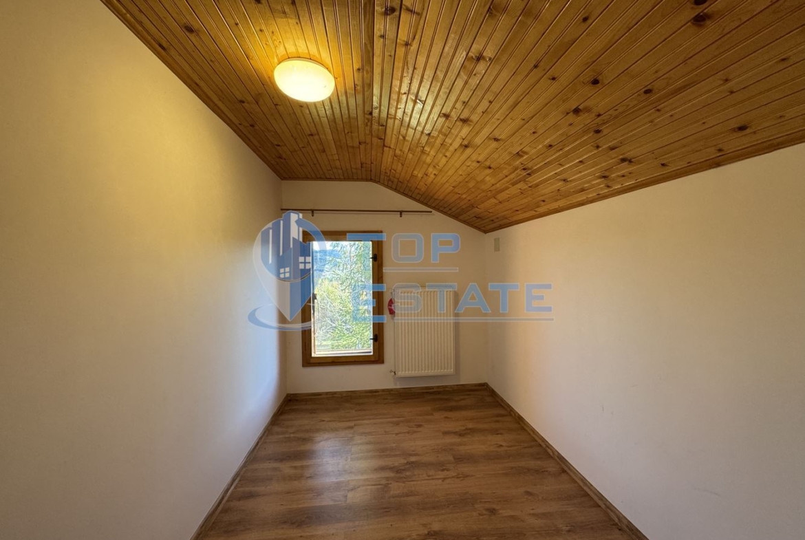 Двуетажна вила с красива гледка във вилна зона на град Дряново - 0