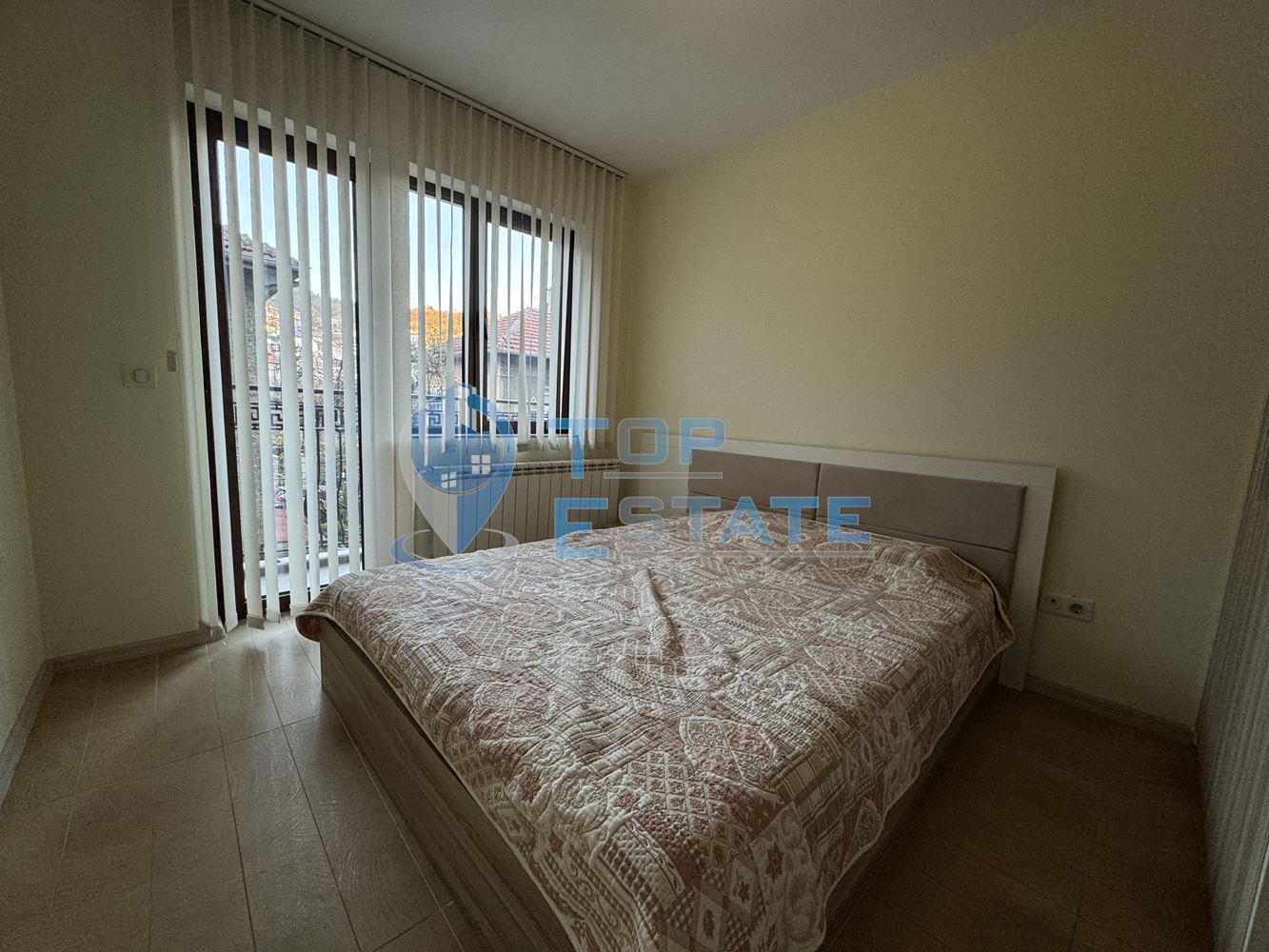 Обзаведен тристаен апартамент под наем с две спални в центъра, град Велико Търново - 0