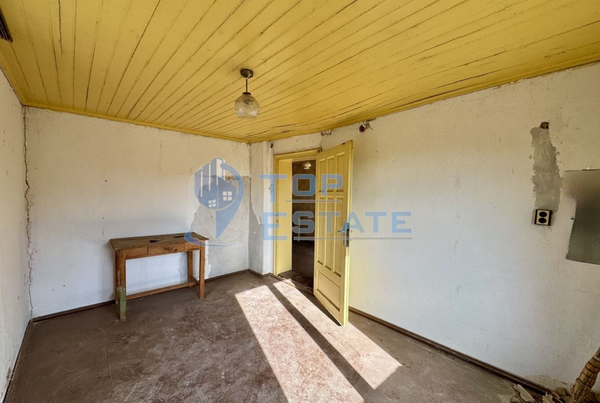 Тухлена къща с кладенец и допълнителна постройка в село Долна Липница, област Велико Търново - 0