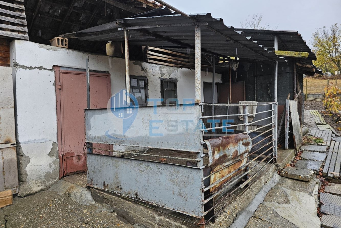 Двуетажна тухлена и обзаведена къща в село Хаджидимитрово - 0