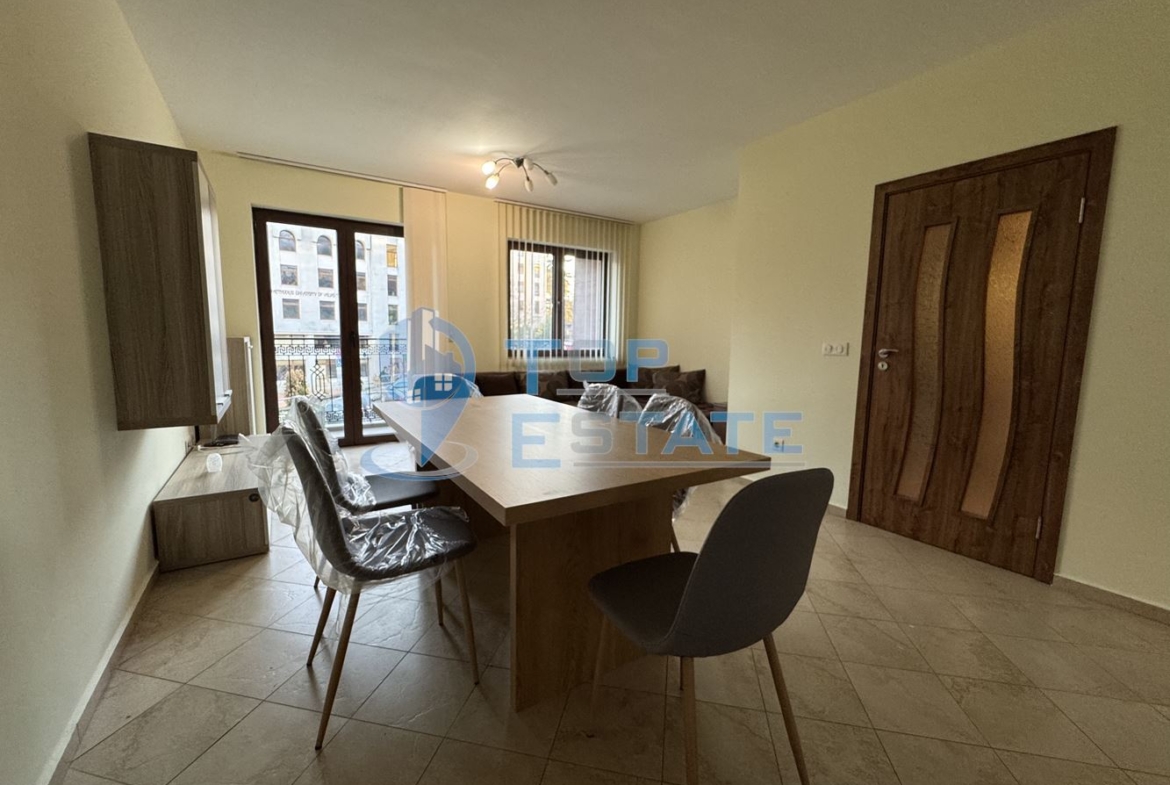 Обзаведен тристаен апартамент под наем с две спални в центъра, град Велико Търново - 0