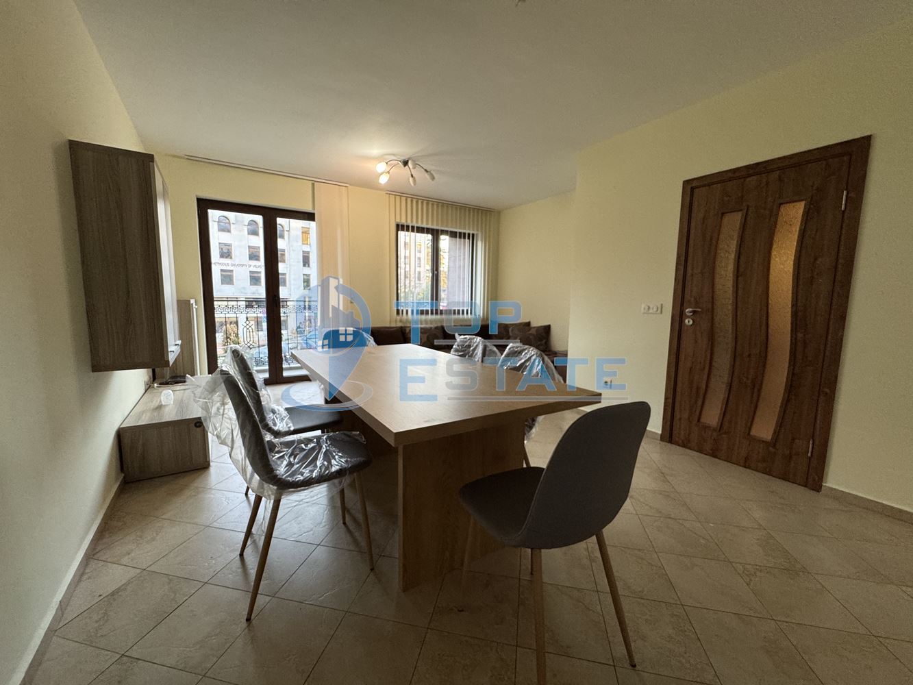 Обзаведен тристаен апартамент под наем с две спални в центъра, град Велико Търново - 0