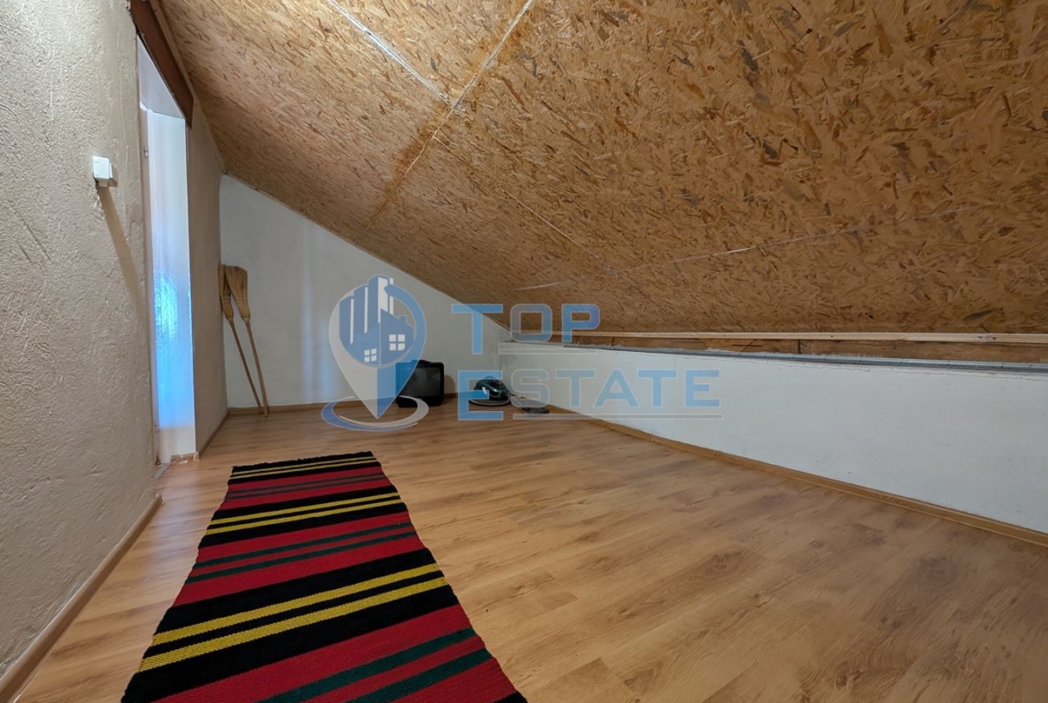 Масивна двуетажна къща в село Караисен - 0