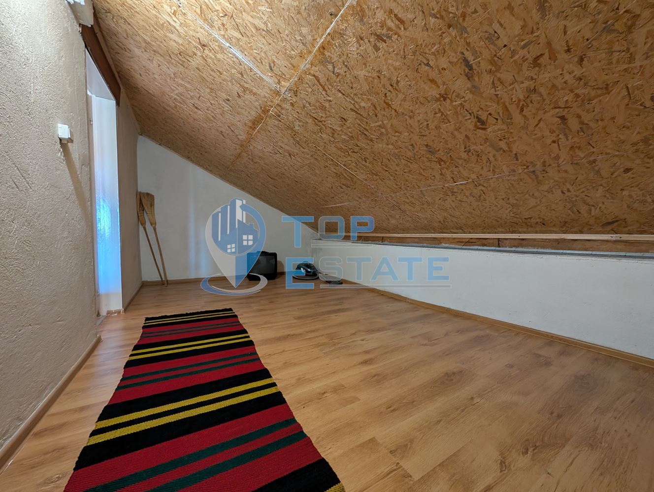 Масивна двуетажна къща в село Караисен - 0