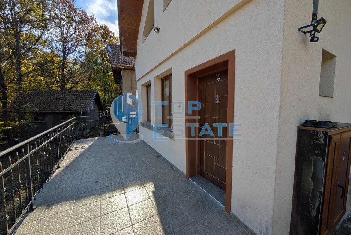 Двуетажна масивна вила в близост до град Плачковци - 0