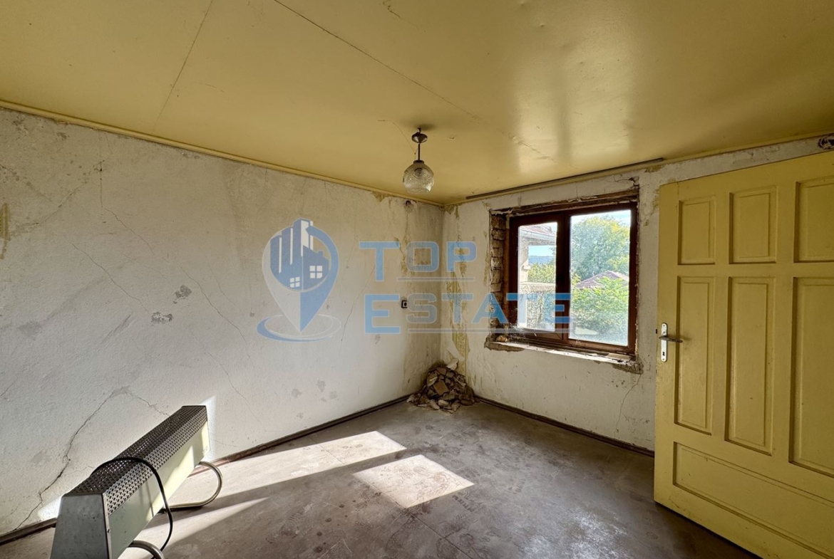 Тухлена къща с кладенец и допълнителна постройка в село Долна Липница, област Велико Търново - 0