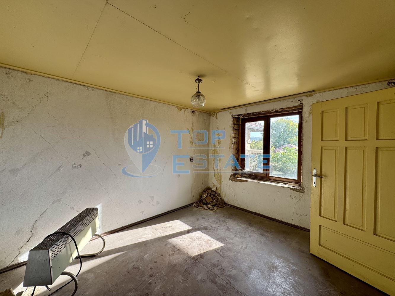 Тухлена къща с кладенец и допълнителна постройка в село Долна Липница, област Велико Търново - 0