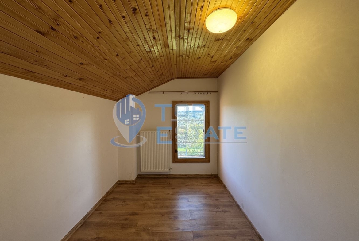 Двуетажна вила с красива гледка във вилна зона на град Дряново - 0