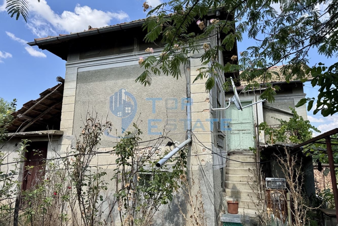 Тухлена къща с кладенец и голям двор в село Александрово, област Велико Търново - 0