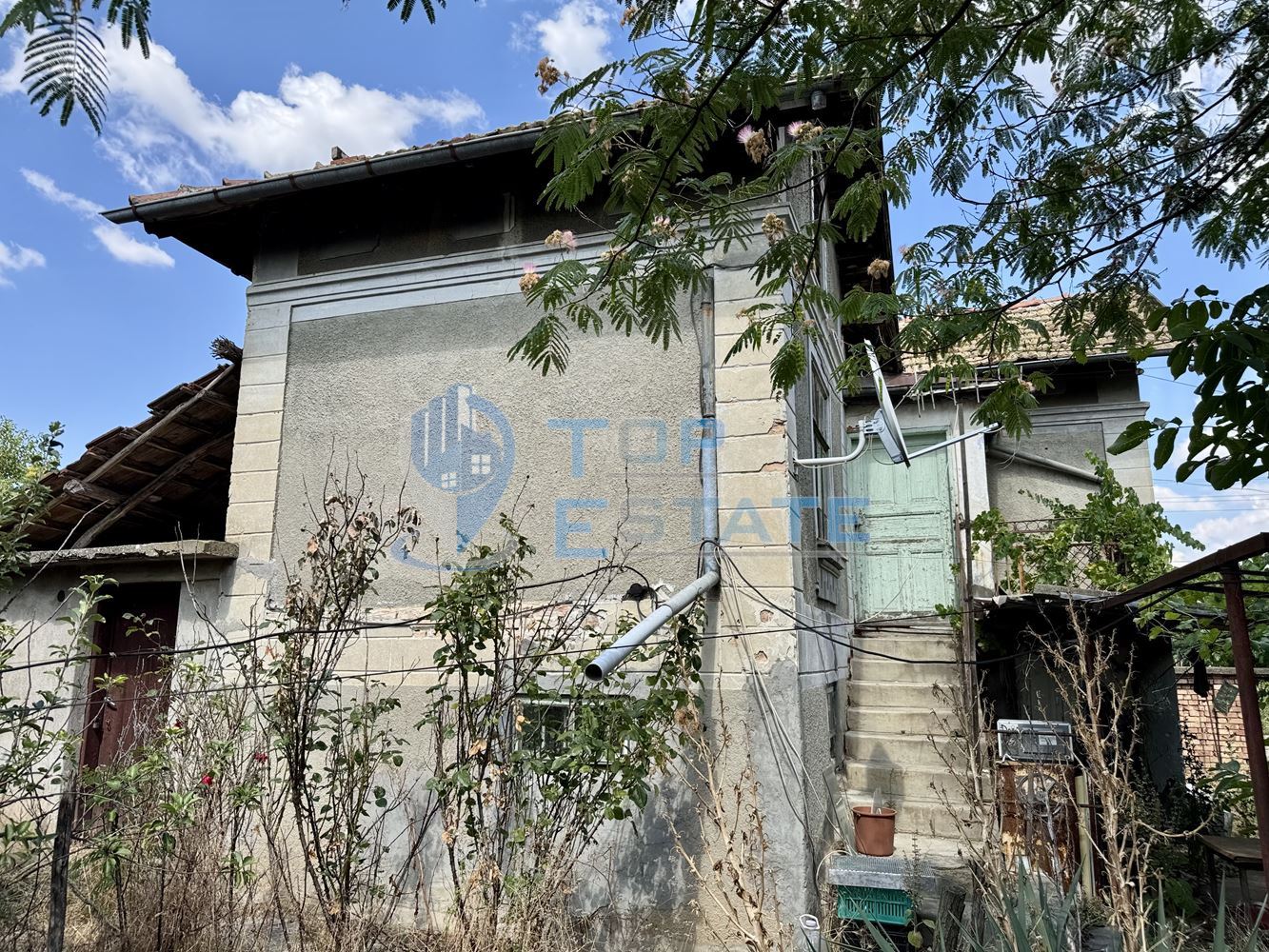 Тухлена къща с кладенец и голям двор в село Александрово, област Велико Търново - 0