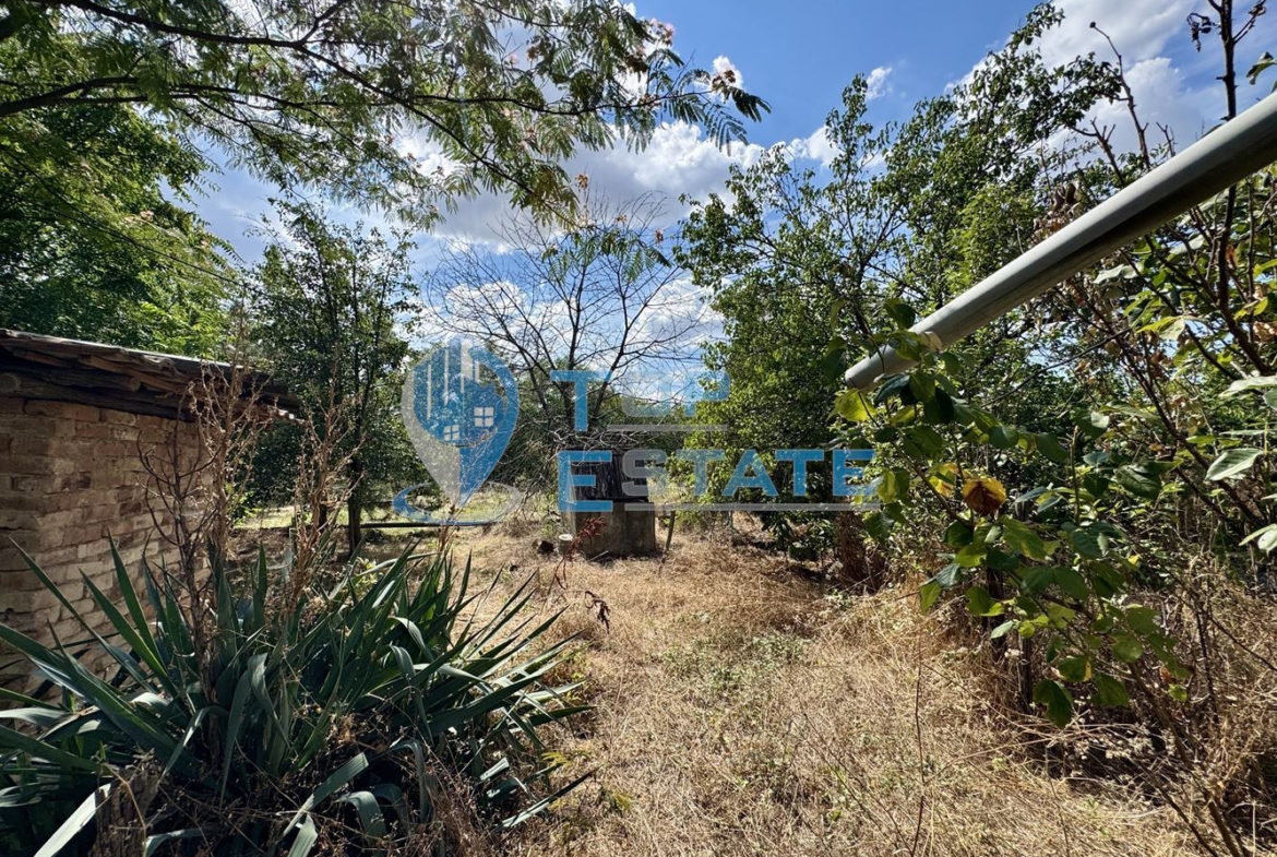 Тухлена къща с кладенец и голям двор в село Александрово, област Велико Търново - 0