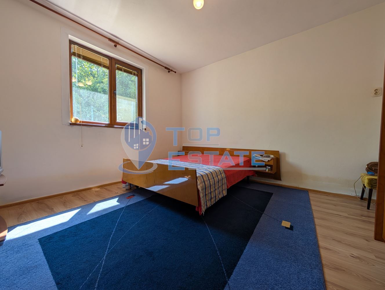 Масивна двуетажна къща в село Караисен - 0