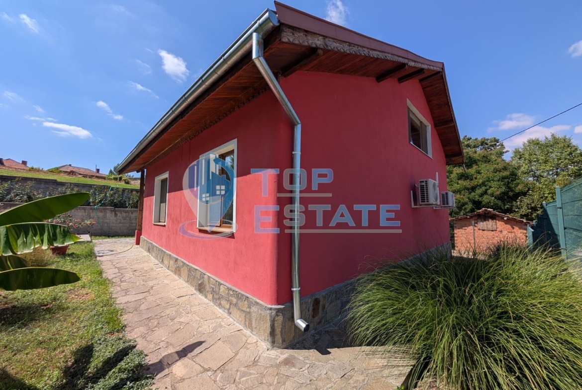 Масивна двуетажна къща в село Караисен - 0