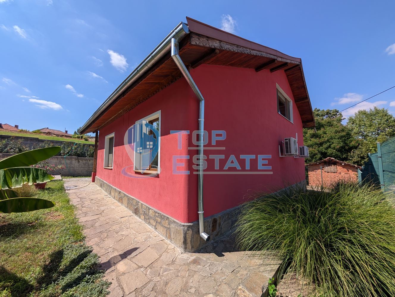 Масивна двуетажна къща в село Караисен - 0