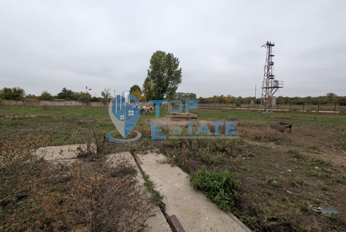 Стопански двор с жилищна част в покрайнините на село Ресен, област Велико Търново - 0