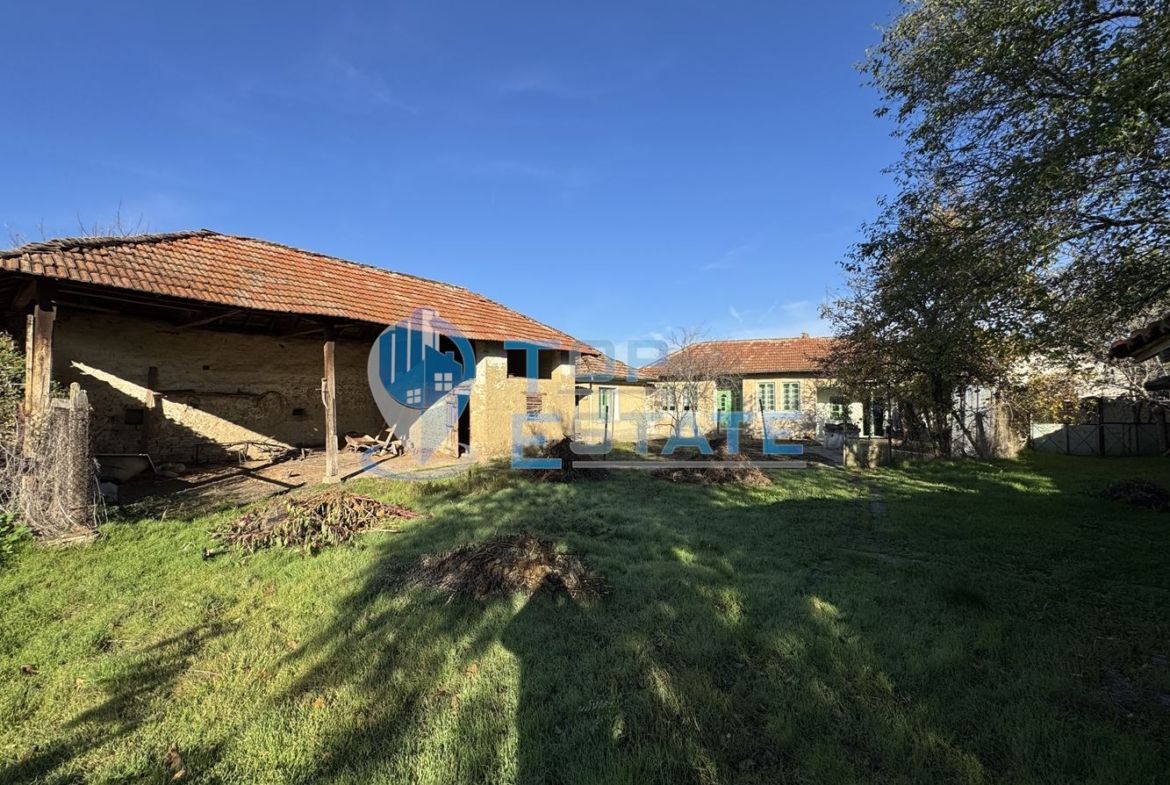 Къща с кладенец и допълнителна постройка в село Ресен, област Велико Търново - 0