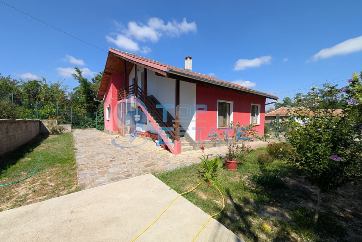 Масивна двуетажна къща в село Караисен - 0