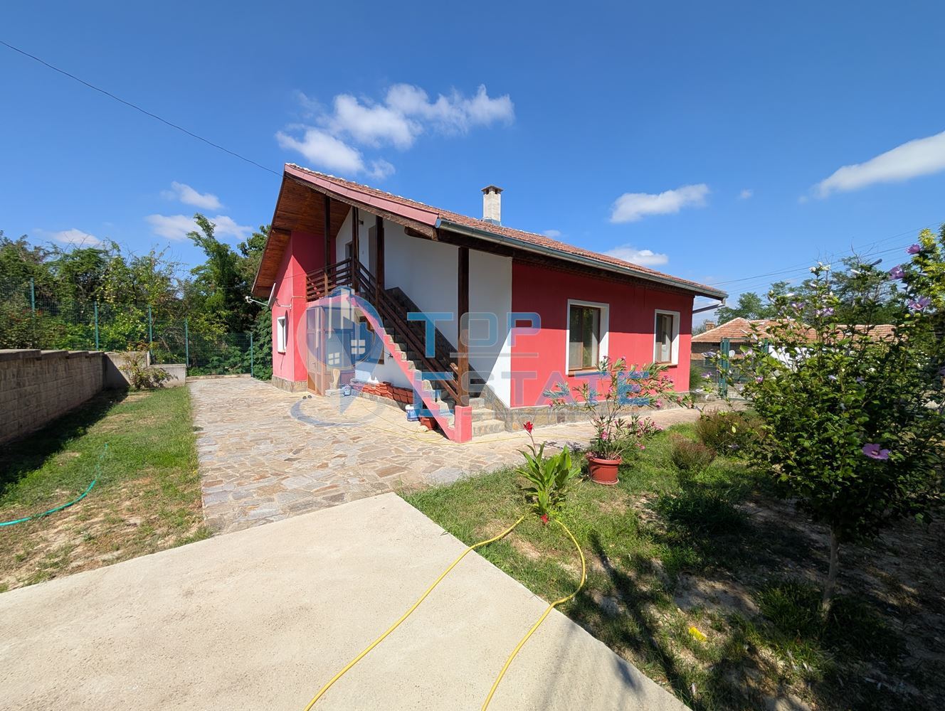 Масивна двуетажна къща в село Караисен - 0