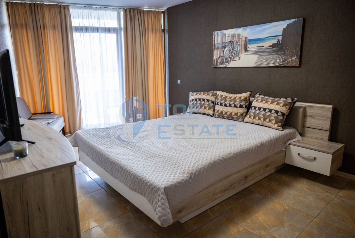 Тристаен обзаведен апартамент на първа линия в хотелски комплекс в к. к Слънчев бряг - 0