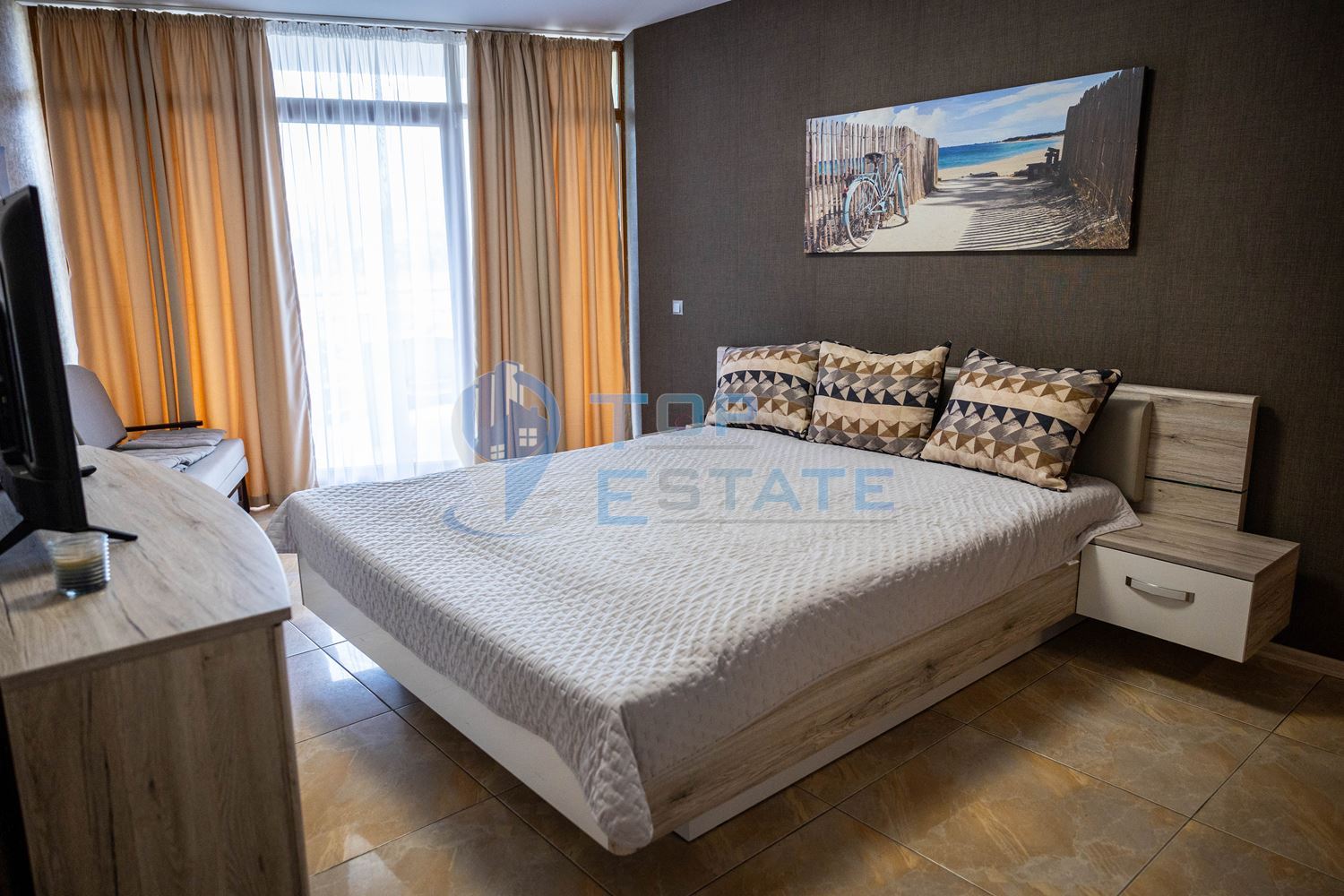 Тристаен обзаведен апартамент на първа линия в хотелски комплекс в к. к Слънчев бряг - 0